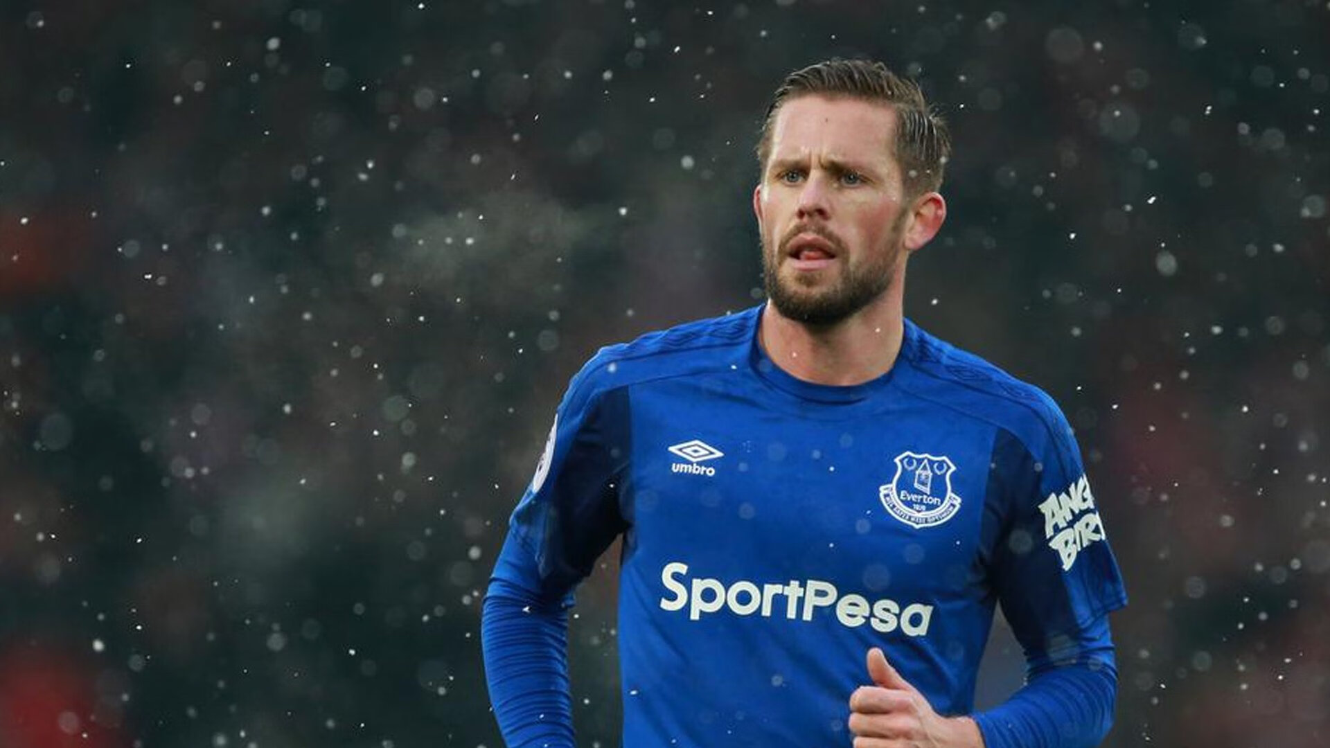 青训中心建立球员成长档案系统便于长期观察，青训队足球