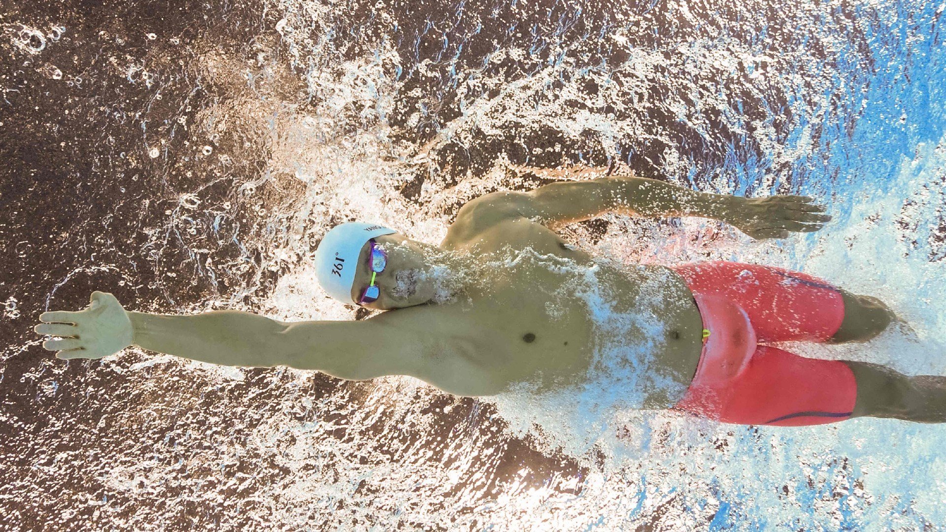 青训中心建立球员成长档案系统便于长期观察，青训队足球