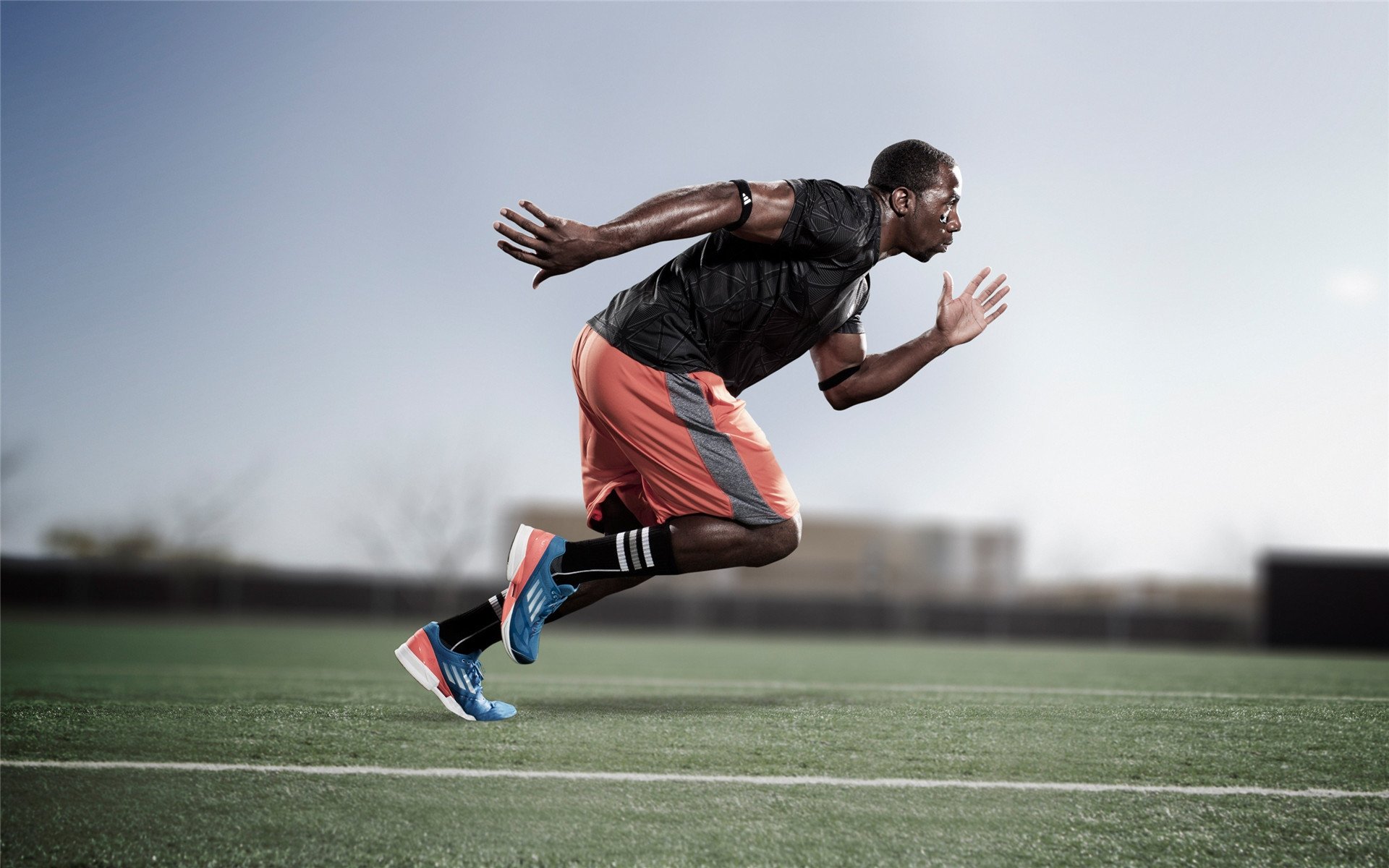 青训中心建立球员成长档案系统便于长期观察，青训队足球